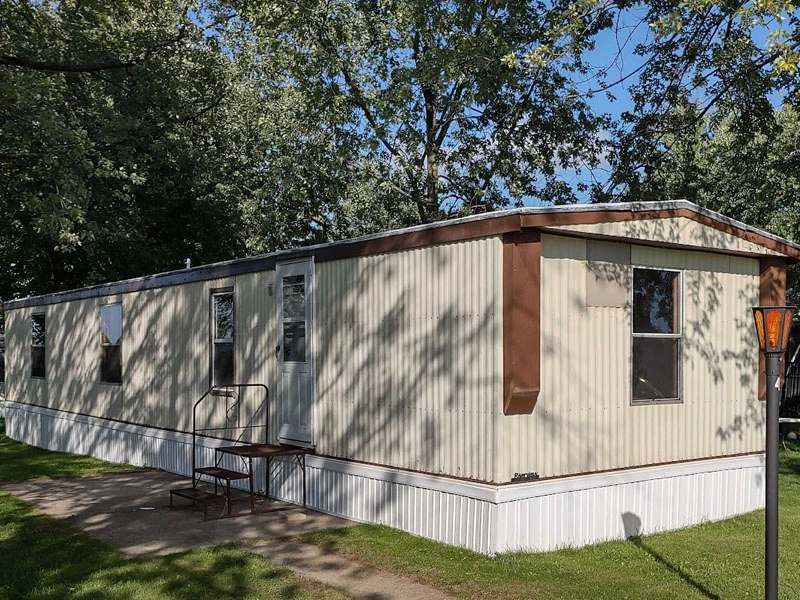 What are the typical risks associated with investing in mobile home parks?