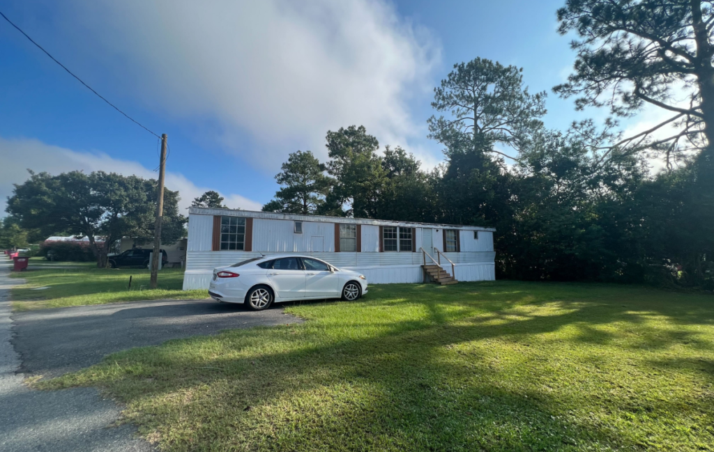 old mobile home in Tifton